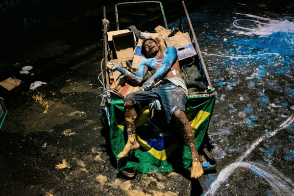 Índio Badaross, é morador da região conhecida como Cracolândia, desenvolve pinturas e performances a partir de tinta e suportes encontrados na rua enquanto exerce sua profissão de catador de material reciclável.