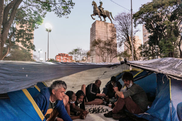 Quem mora em barracas na Praça Princesa Isabel, deve desmontar o acampamento todas as manhãs para evitar problemas com a Polícia.